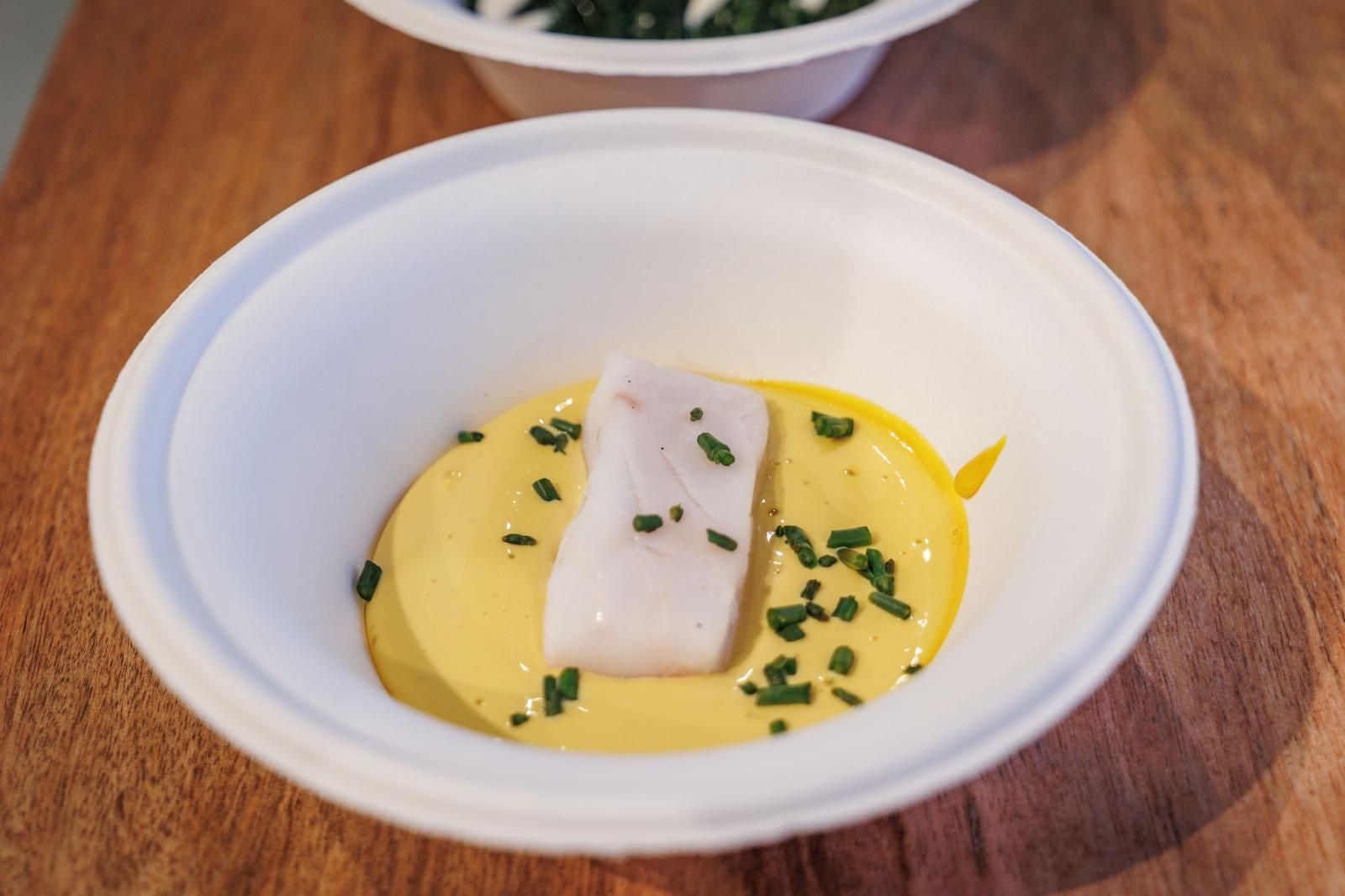 Merluza curada en sal y 'en amarillo', homenaje al guiso tradicional gaditano. Uno de los platos con los que el 'chef del mar' ha demostrado el valor de los pescados y mariscos congelados en el encuentro 'Más pescado, más salud' de Conxemar celebrado en ABC 