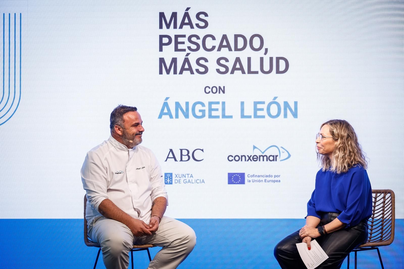 Ángel León durante su coloquio, junto a Laura Pintos, jefa de Estilo y Gastronomía de ABC, en el encuentro 'Más pescado, más salud' organizado por este diario con Conxemar