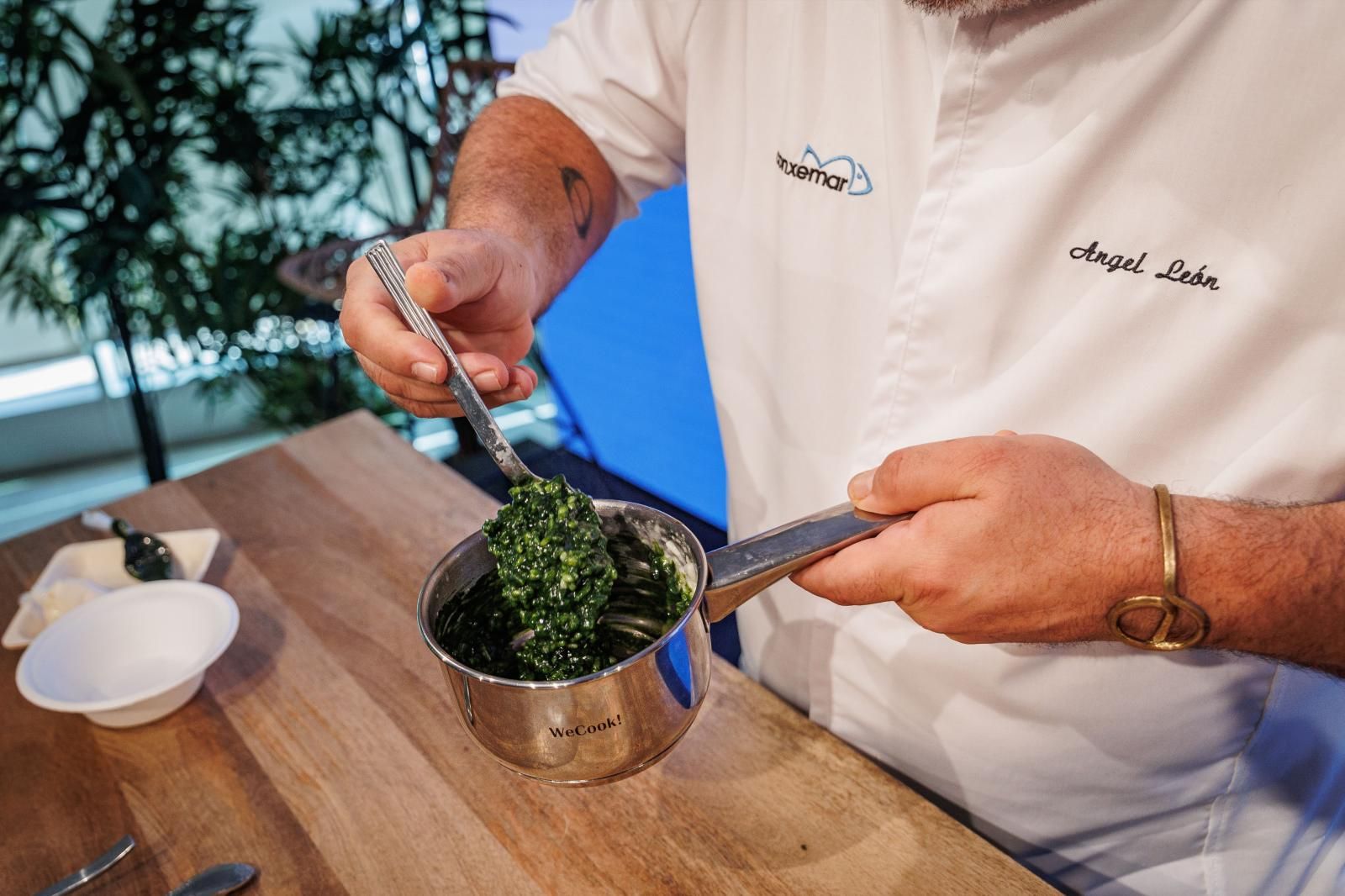 Angel León preparando para los invitados de Conxemar y los suscriptores de ABC uno de sus platos más emblemáticos, el arroz con plancton