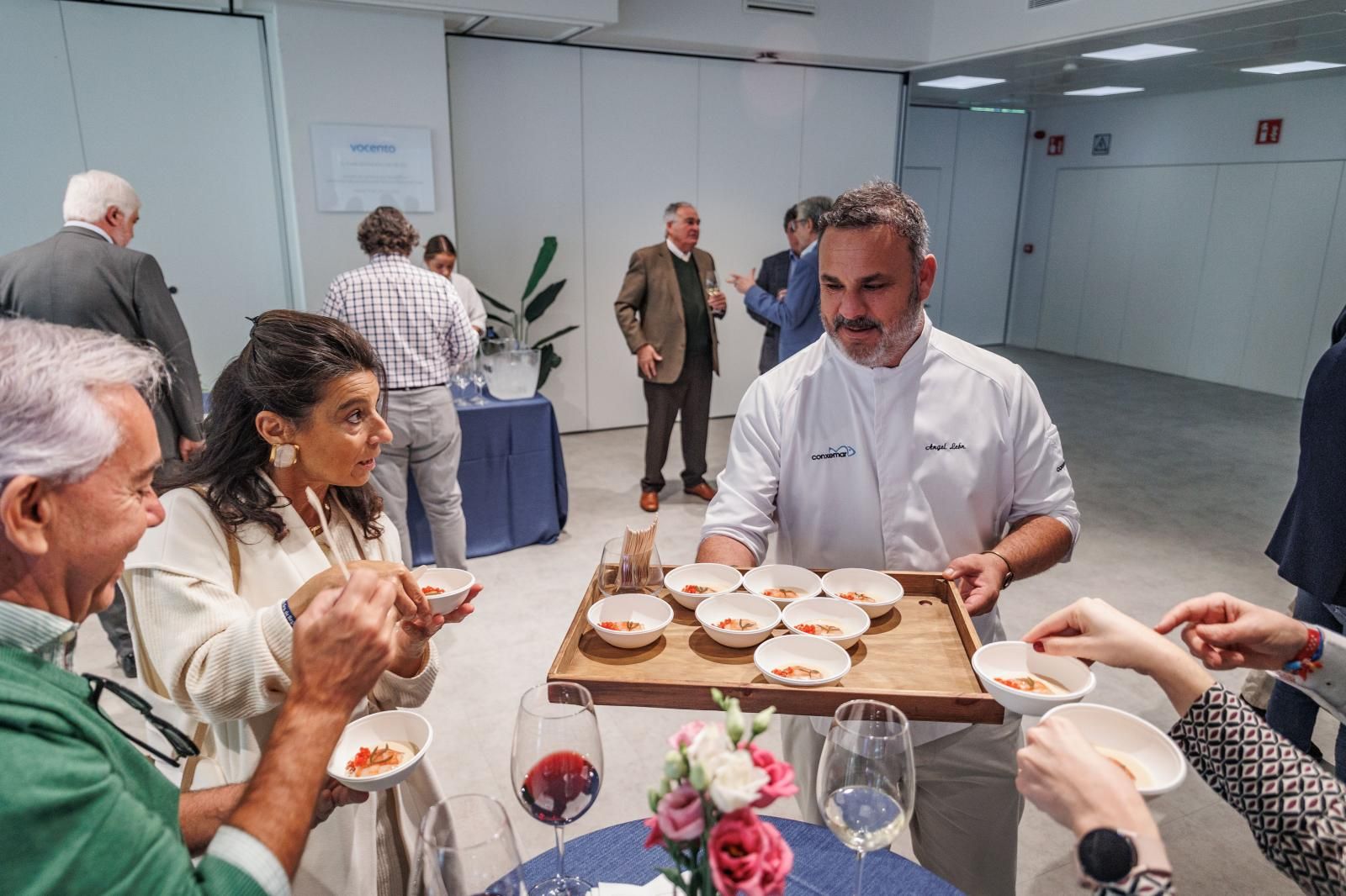 Ángel León sirviendo los platos que ha cocinado con parte de su equipo de Aponiente, en la sede de ABC, a los asistentes  al encuentro 'Más pescado, más salud' de Conxemar