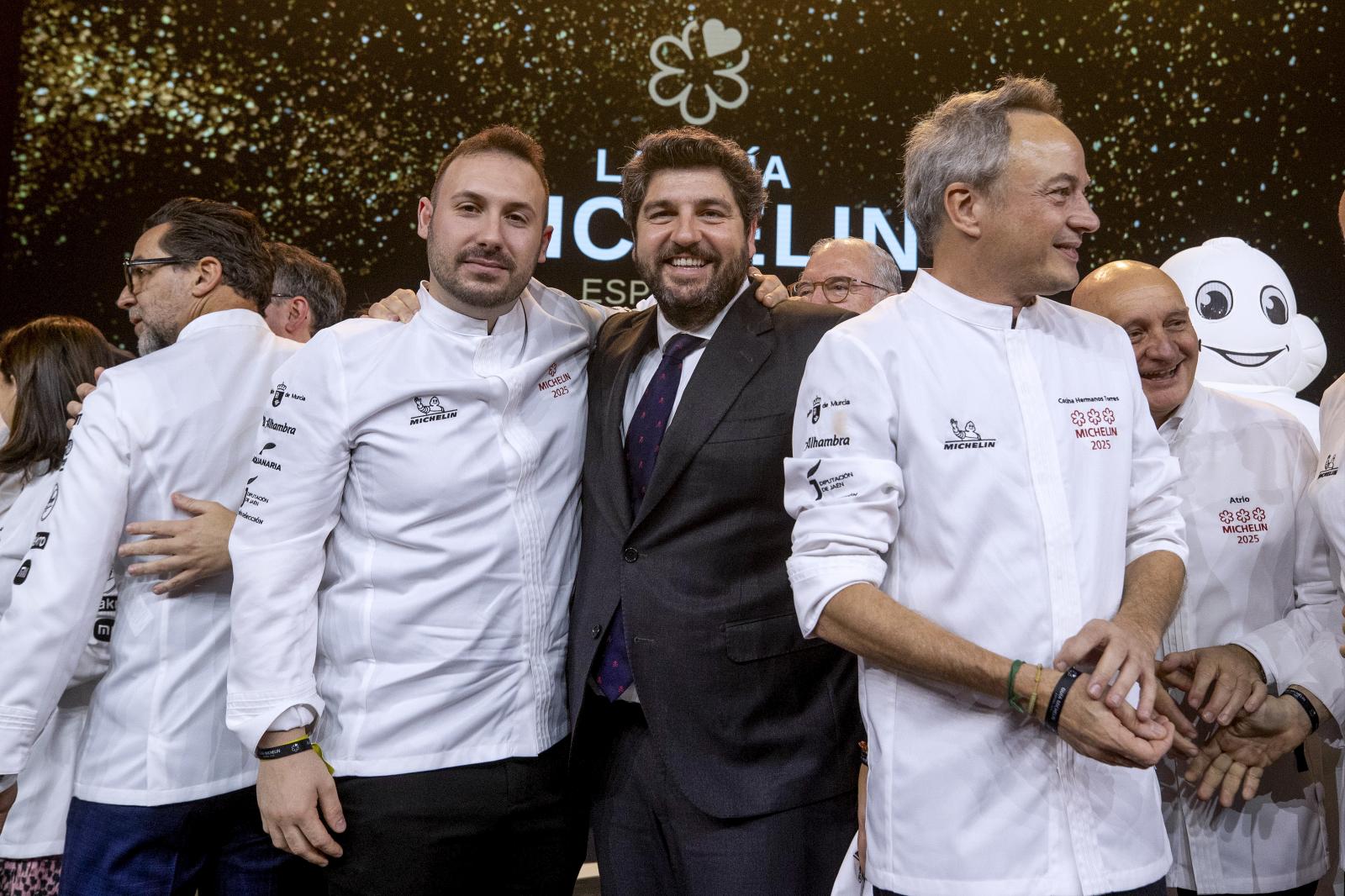 El presidente de la Comunidad de Murcia Fernando López Miras (c) junto al chef murciano Marco Antonio Iniesta (2i) tras conseguir una estrella Michelín en la Gala Estrellas Michelin 2025 Región de Murcia