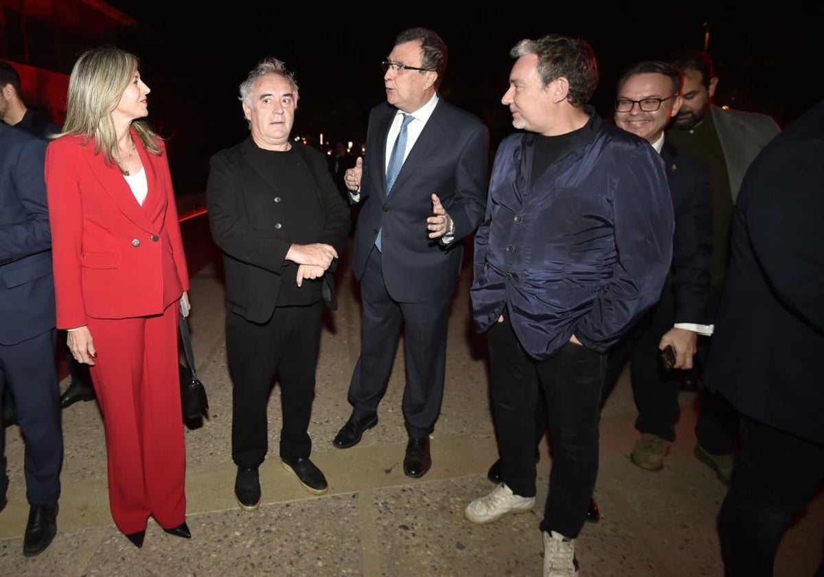 Ferran Adrià y Albert Adrià a su llegada ayer, junto al alcalde de Murcia, a la Gala Michelin de 2025
