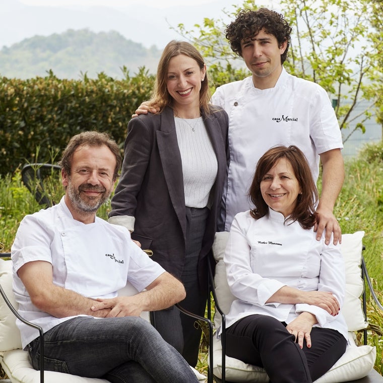 Sobre estas líneas, los chefs de Casa Marcial Nacho y Esther Manzano (sentados). De pie, su hermana Sandra, jefa de sala, y el hijo de Esther, Jesús Sánchez Manzano, jefe de cocina