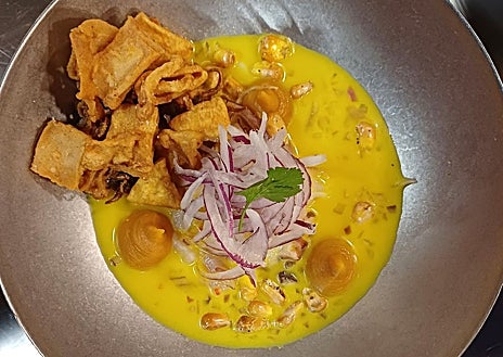 Imagen secundaria 1 - Arriba, algunos de los bocados pensados para comer con las manos en Krudo Raw Bar: croqueta enchupetada, saam de gamba cristal y tartaleta de atún rojo (con un extra de caviar, con coste adicional). Debajo, ceviche mixto de corvina y pulpo y soft crab con chipotle