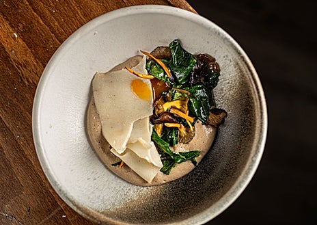 Imagen secundaria 1 - Creme brulé de calabaza y ravioli de setas de Amets, junto a su chef, Diego Sánchez.