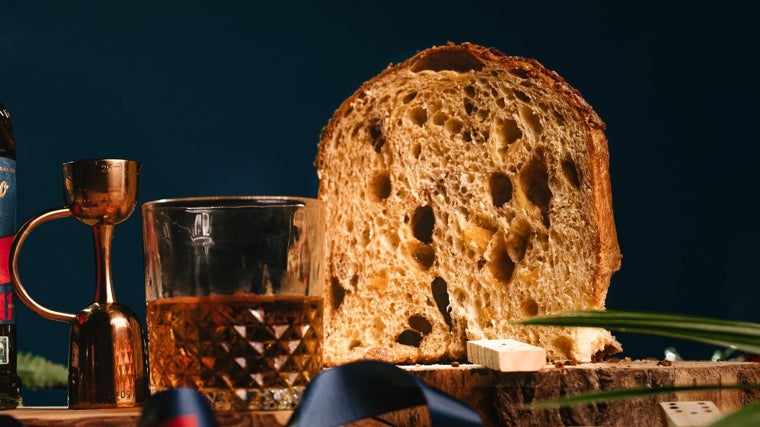 Panettone de ron, almendras tostadas, coco, vainilla y naranja de Doble Uve