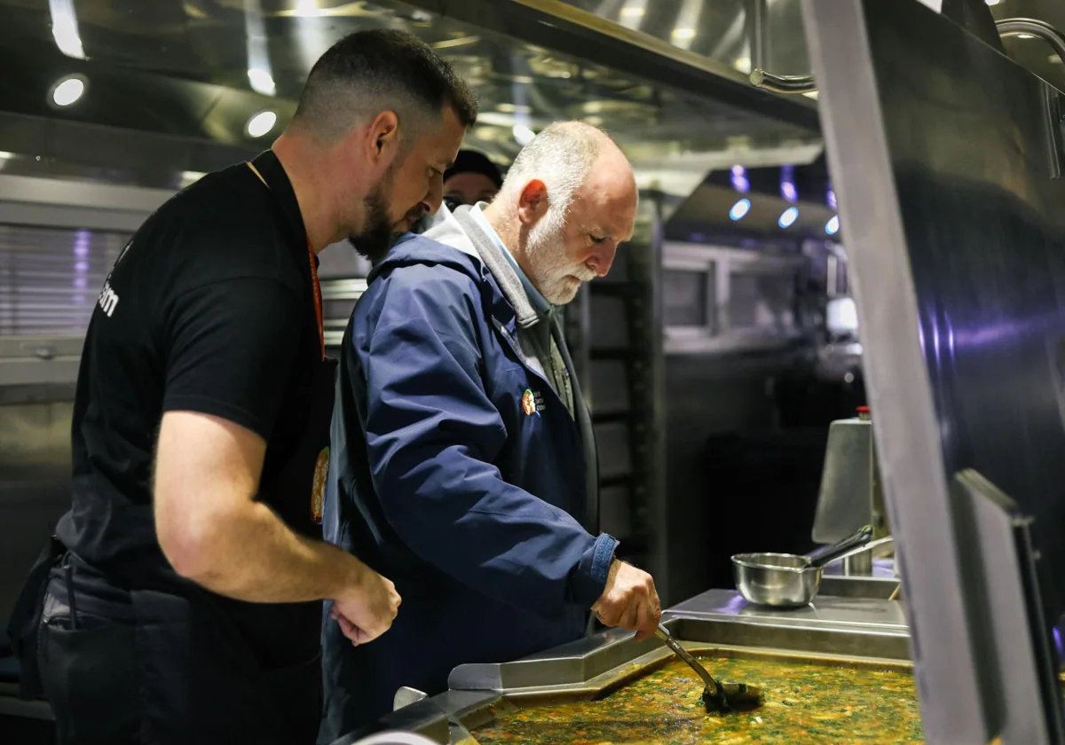 José Andrés en uno de los camiones de WCK que han trabajado para alimentar a los afectados por la dana en Valencia