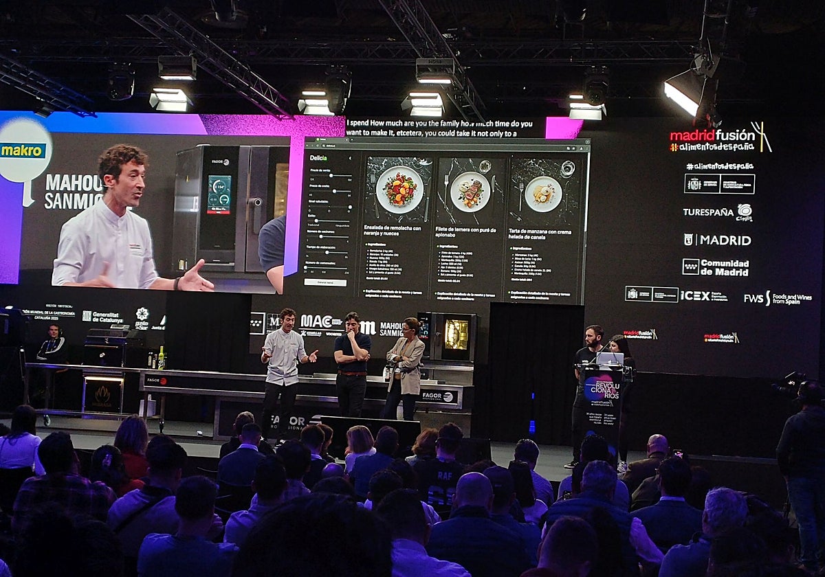 Eneko Atxa y Eneko Axpe sobre el escenario de Madrid Fusión, este lunes 27 de enero