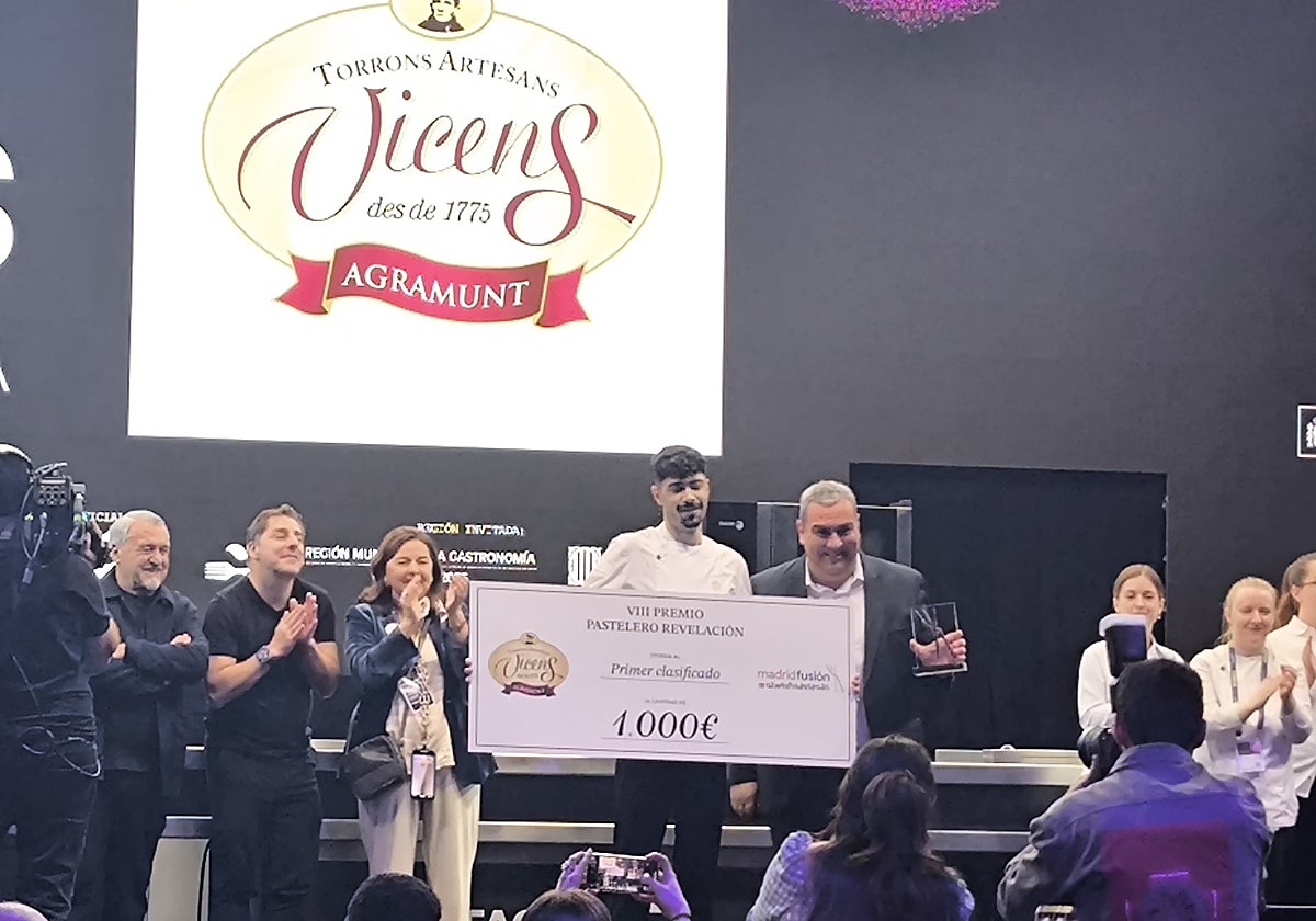 Luis Fernández al recoger su premio a pastelero revelación 2025