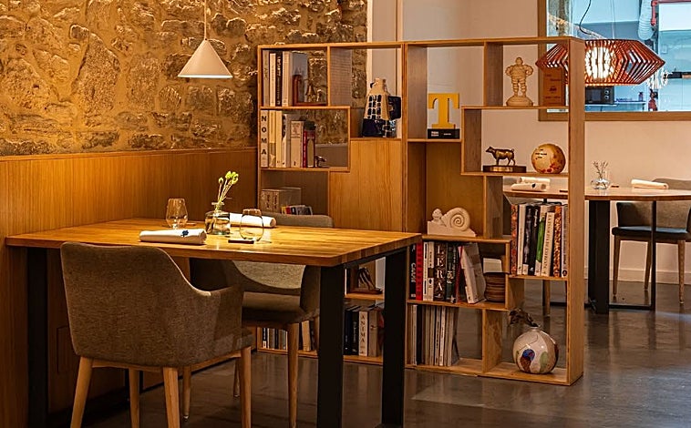 Imagen principal - Sobre estas líneas, arriba, sala del restaurante Simpar de Santiago de Compostela. Abajo, a la izquierda, salmonete a la gallega. A la izquierda, terrina de cordero, su jugo y puré Robuchon 