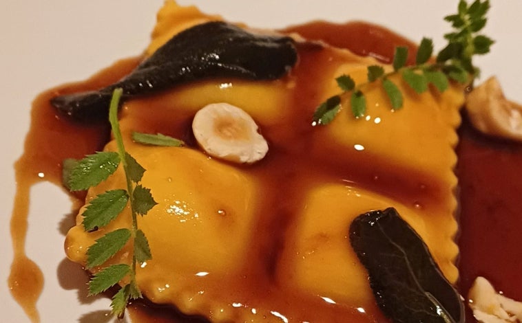 Imagen principal - Sobre estas líneas, raviole du Dauphiné. Abajo terrina de salmón con huevas y salsa raifort. Al lado, secuencia de aperitivos con gougères y pissaladière
