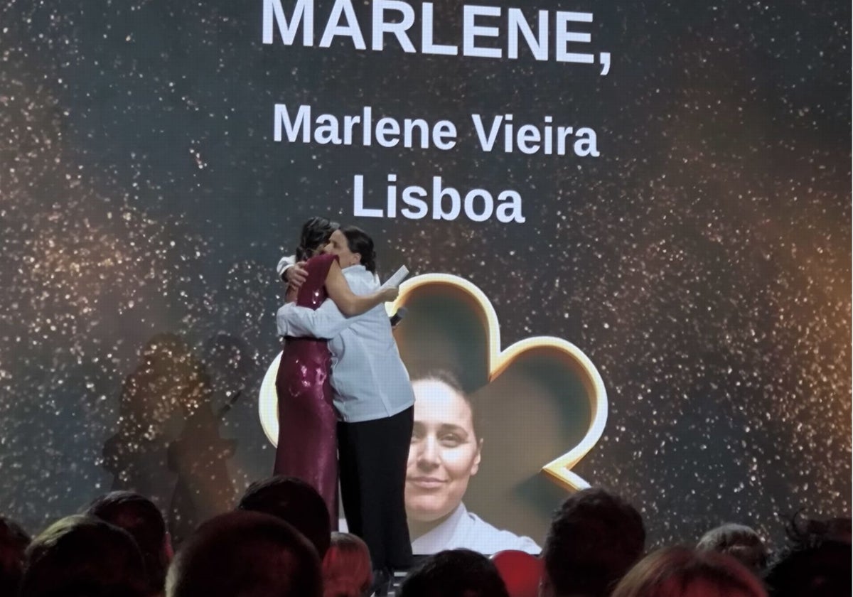 Marlene Vieira abraza a la presentadora de la gala Michelin al anunciarse su estrella