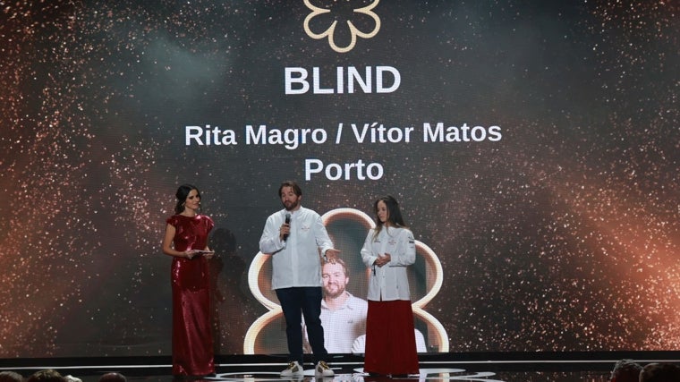 Vitor Matos y Rita Magro al recoger la estrella Michelin para el restaurante Blind, de Oporto