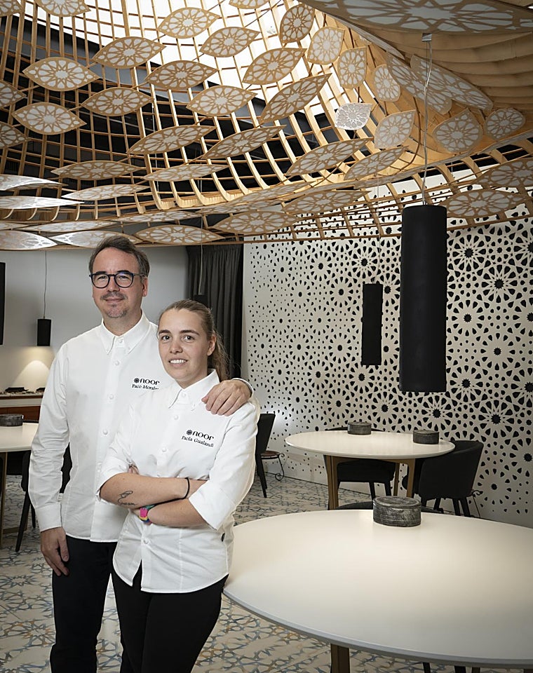 Paco Morales y Paola Gualandi, chef y jefa de cocina de Noor, último restaurante andaluz en conseguir las tres estrellas Michelin en 2023