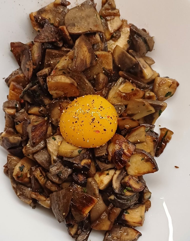 Gurumelos (Amanita ponderosa) salteados con mantequilla y hierbas, con yema de huevo