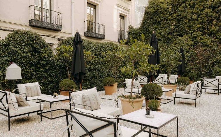 Imagen principal - La terraza en el jardín de El Patio de Claudio, su plato de corvina curada en sal marinada con cerezas y el chef Mario Vallés.