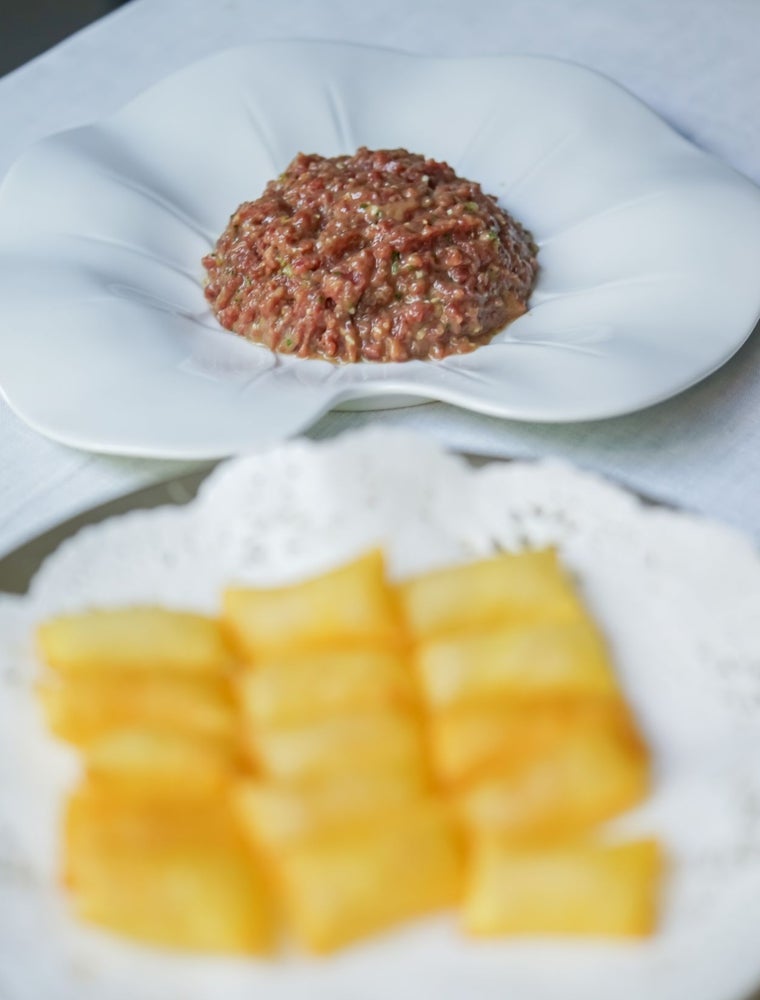 Clásico steak tartar que preparan en la sala de Zalacaín camareros como Lorenzo Franco