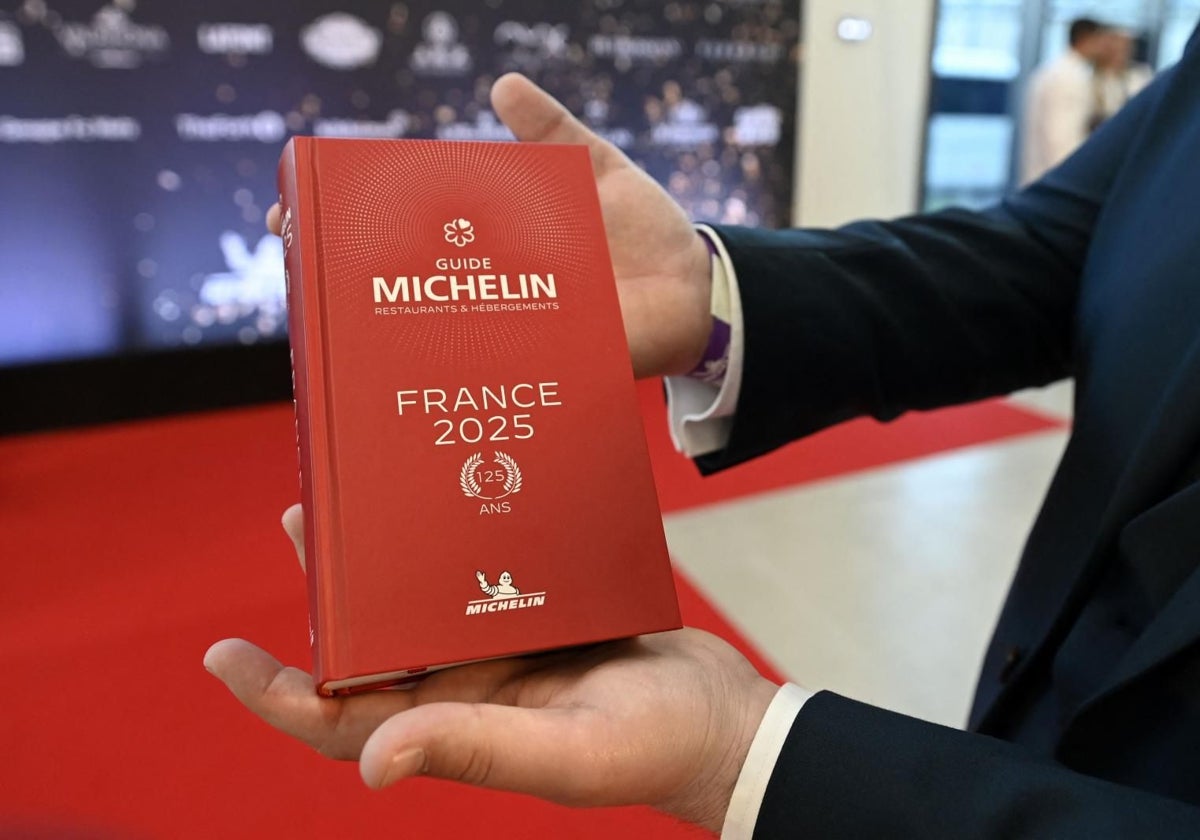 Portada de la Guía Michelin de Francia de 2025, que celebra los 125 años de la publicación