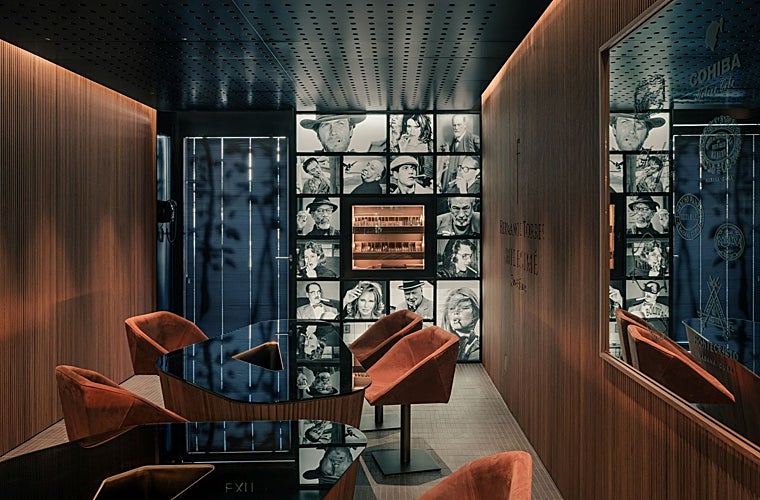 El restaurante cuenta con un local anexo que sirve de cava de puros y coctelería, en el que sus clientes pueden fumar y hacer una sobremesa si lo desean