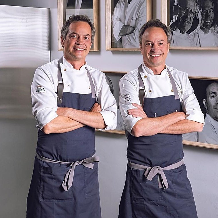 Los Hermanos Torres ante los retratos de los grandes maestros con los que han trabajado a lo largo de su carrera. Los tienen en su estudio de grabación, ubicado en la parte de atrás de su restaurante