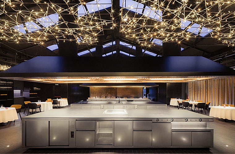 Vista del comedor y parte de las cocinas del tres estrellas Michelin Cocina Hermanos Torres, creado en una antigua nave del barrio de Les Corts de Barcelona