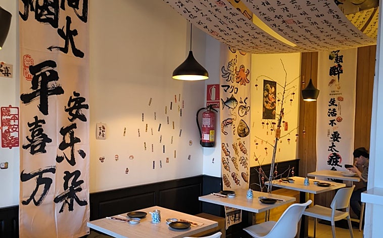 Imagen principal - Casa Hao y su uramaki roll de vieira, aguacate y tobico.