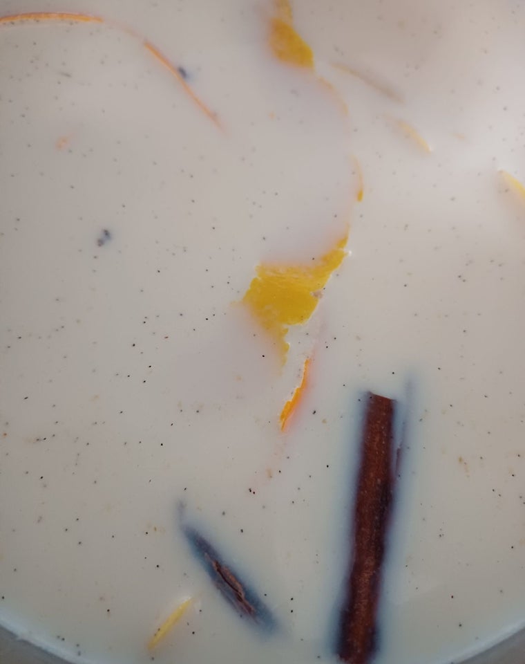Leche infusionada con canela, vainilla, cáscara de limón y de naranja, miel y ron. Una de las mezclas con las que se puede remojar el pan o el brioche para hacer las torrijas