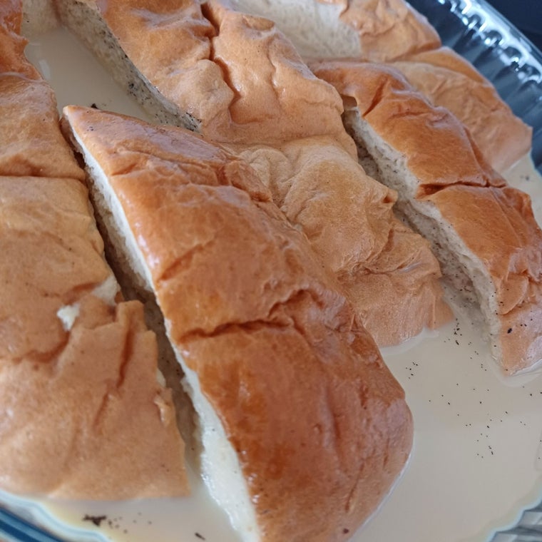 Rebanadas de brioche remojadas en la mezcla de leche y aromáticos