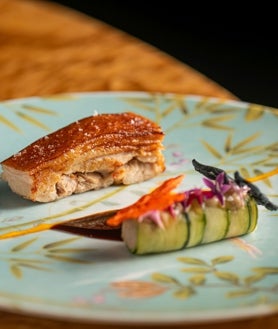 Imagen secundaria 2 - Sobre estas líneas, algunos de los pases que conforman sus menús degustación. Arriba, navaja a baja temperatura, mantequilla negra de alcaparra y caviar. Debajo, a la izquierda, salmonete de roca, cremoso de algas y berberechos, quínoa, cristales de kale y gel de cítricos. Al lado, cochinillo de Ávila, cremoso de ajo fermentado, membrillo y tallarines de calabacín al wok, 'sabores mediterráneos' y soja fermentada
