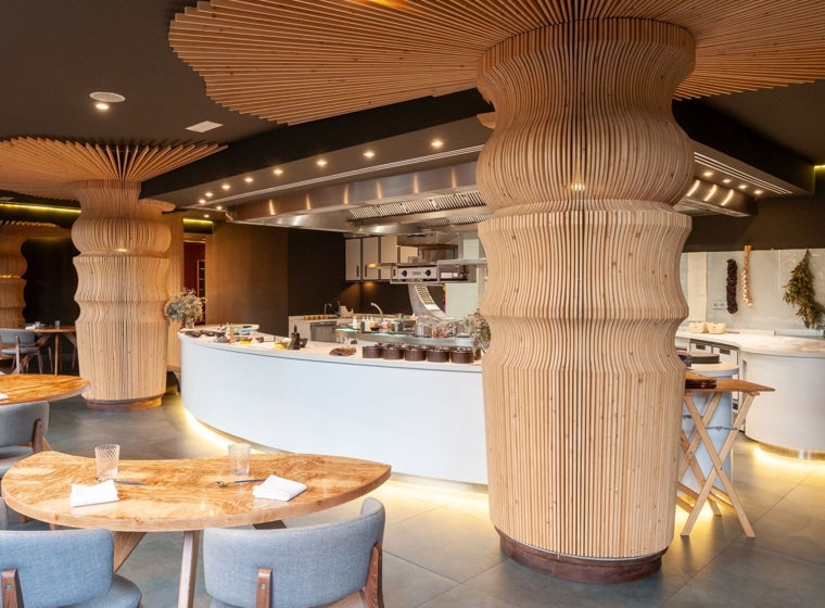 Cocina vista de Gaytán en la que Javier Aranda y su equipo cocinan ante sus clientes