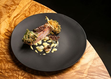Imagen secundaria 1 - Sobre estas líneas, algunos de los pases que conforman sus menús degustación. Arriba, navaja a baja temperatura, mantequilla negra de alcaparra y caviar. Debajo, a la izquierda, salmonete de roca, cremoso de algas y berberechos, quínoa, cristales de kale y gel de cítricos. Al lado, cochinillo de Ávila, cremoso de ajo fermentado, membrillo y tallarines de calabacín al wok, 'sabores mediterráneos' y soja fermentada