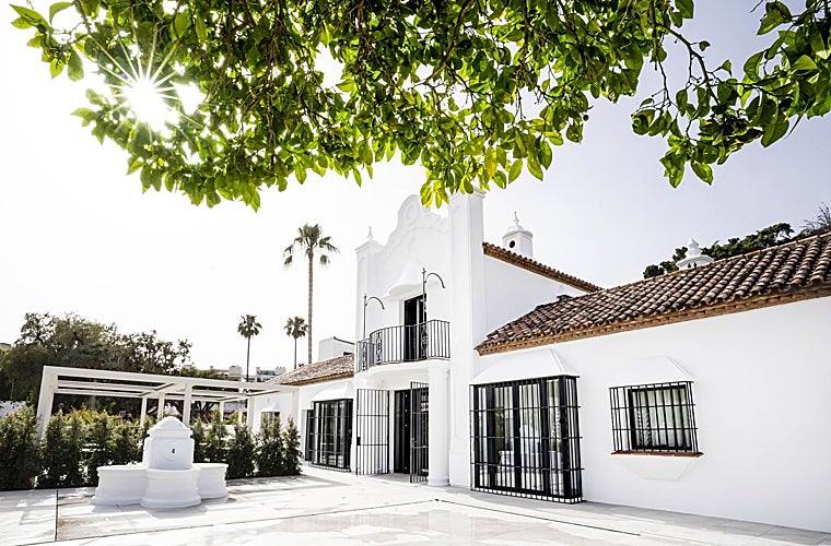Fachada lateral del restaurante Skina de Marbella, ubicado en un antiguo cortijo de este enclave malagueño