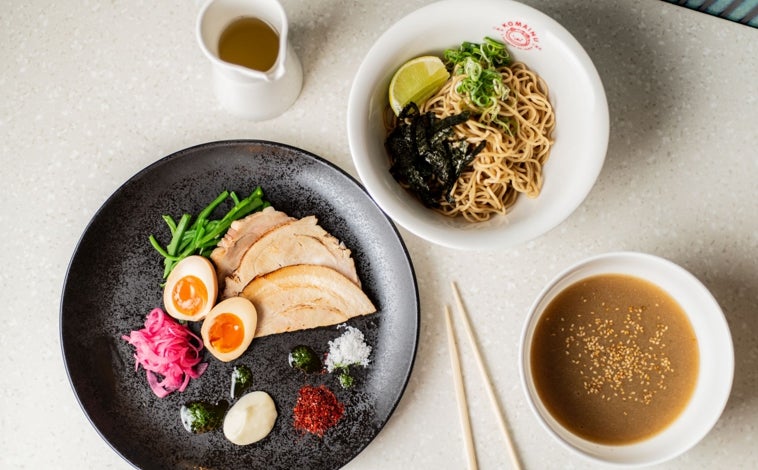 Imagen principal - El ramen Tonkotsu Sababushi Tsukemen de Komainu Malasaña, el nuevo local y varios platos que sirven, con el ramen en todas sus variantes como propuesta principal