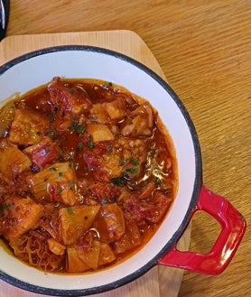 Imagen secundaria 2 - Sobre estas líneas, algunos de los platos de la carta de la cervecería Asgaya: cachopito, bikini de carrillera y callos.