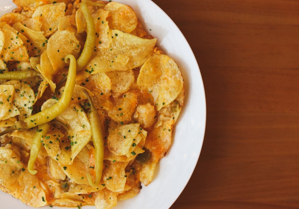 Tortilla vaga chips de patata, bacalao y piparras de Asgaya