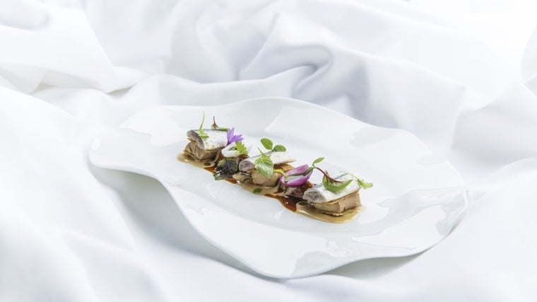 Ensalada de perdiz y sardinas con la que Iván Cerdeño homenajea a Ángel Muro y su receta 'diabólica' de perdices rellenas de sardinas de 'El Practicón', el tratado de cocina española más vendido a principios del siglo XX