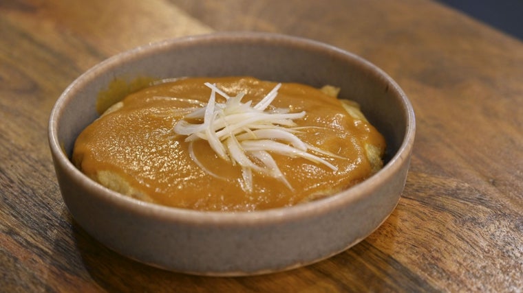 Tortilla 'a la madrileña' de Fisgón, con una salsa de escabeche