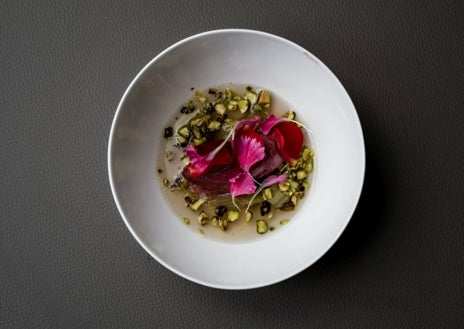 Imagen secundaria 1 - Sobre estas líneas, arriba, fachada del restaurante Pabú de Coco Montes, en Madrid. Debajo, a la izquierda, ruibarbo pochado al almíbar de menta manzana y albahaca limón, con sorbete de fresitas y pétalos de rosa. Al lado, foie micuit con hojaldre y praliné de avellana