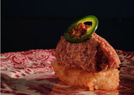 Imagen secundaria 1 - El bar del restaurante Qú, en el centro de Madrid, y dos de sus tapas: nigiri crujiente de steak tartar y croqueta de jamón