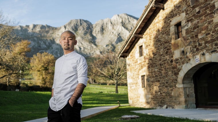 Tetsuro Maeda ante su asador, Txispa, un caserío de 400 años en el que solo sirve seis mesas y en el que cambia su menú a diario