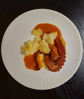 Imagen secundaria 2 - Algunos de los platos de Gurisa. Sobre estas líneas el crudo de lubina. Abajo, a la izquierda, los tagliolini de gamba roja. A la derecha la pata de pulpo al hierro con patata asada