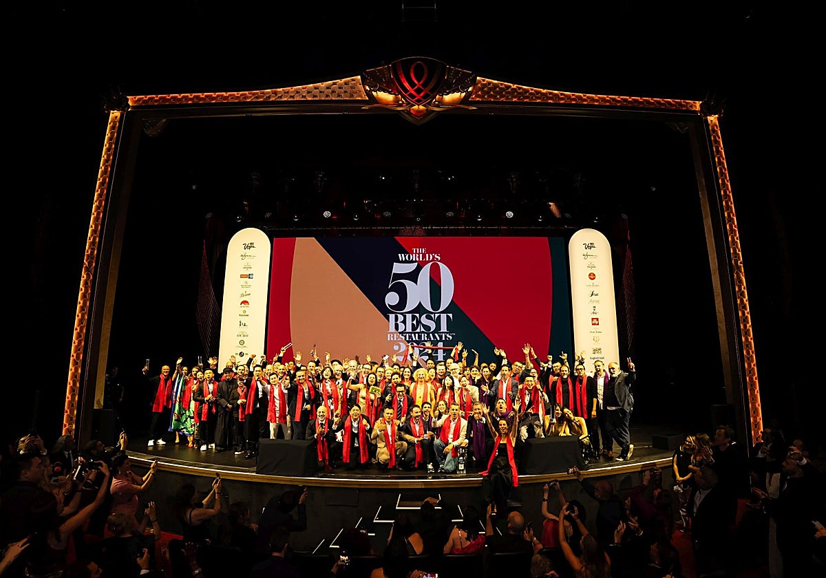 Foto de familia de los chefs en la gala de The World's 50 Best Restaurants celebrada en Las Vegas en junio de 2024