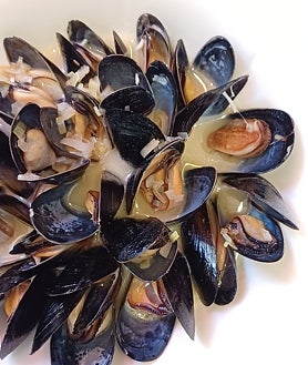 Imagen secundaria 2 - Sobre estas líneas, arriba, tostas de gamba roja de Tribeca Bistro. Debajo, servicio en sala con el lenguado a la meunière. Al lado, los mejillones al estilo belga