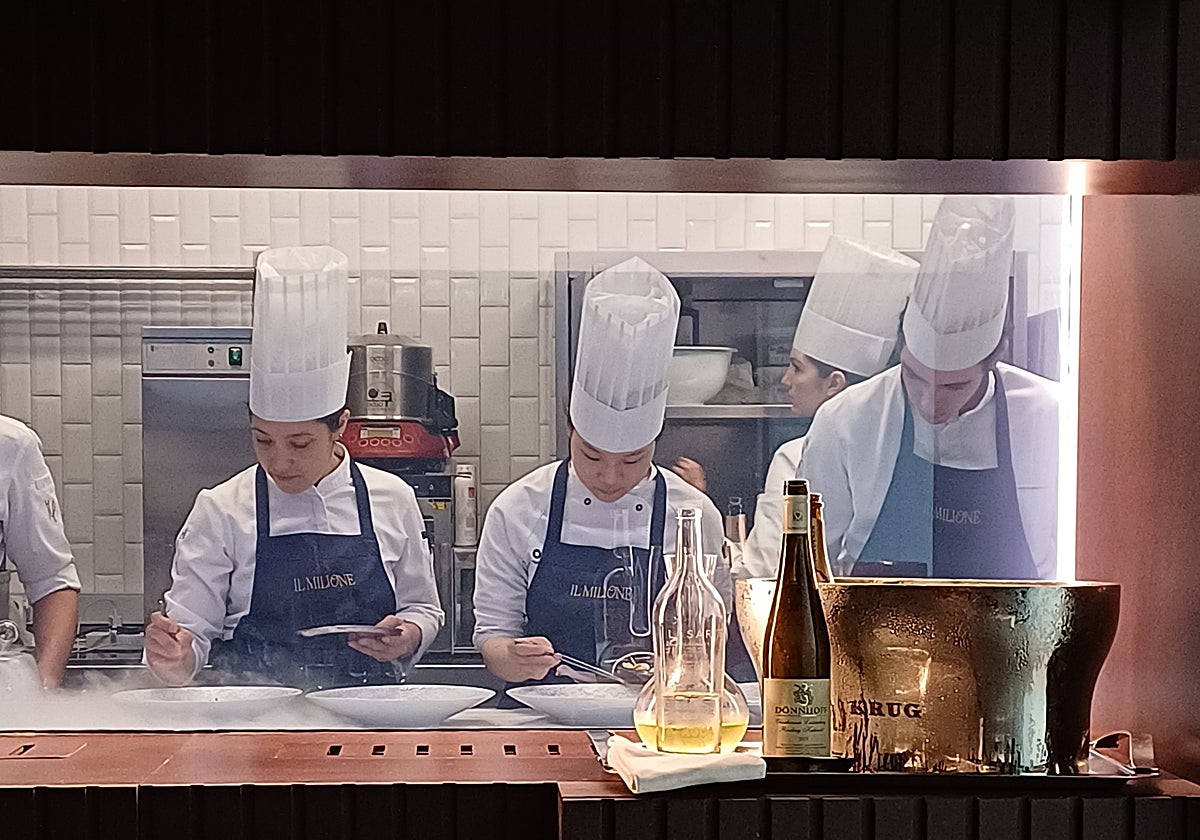 La mesa de Il Milione es una suerte de pecera con vistas a la actividad en directo de la cocina de Lasarte, tres estrellas Michelin en Barcelona