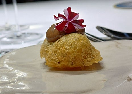 Imagen secundaria 1 - Sobre estas líneas, el pase de 'Las Maravillas', una ensalada con jugo de espárrago blanco, fruta y quisquillas que requiere 20 minutos de emplatado. Debajo, a la izquierda, la ostra en tempura. Al lado, el soporte pintado por Daniel Zlota con tintes naturales de ingredientes presentes en el menú