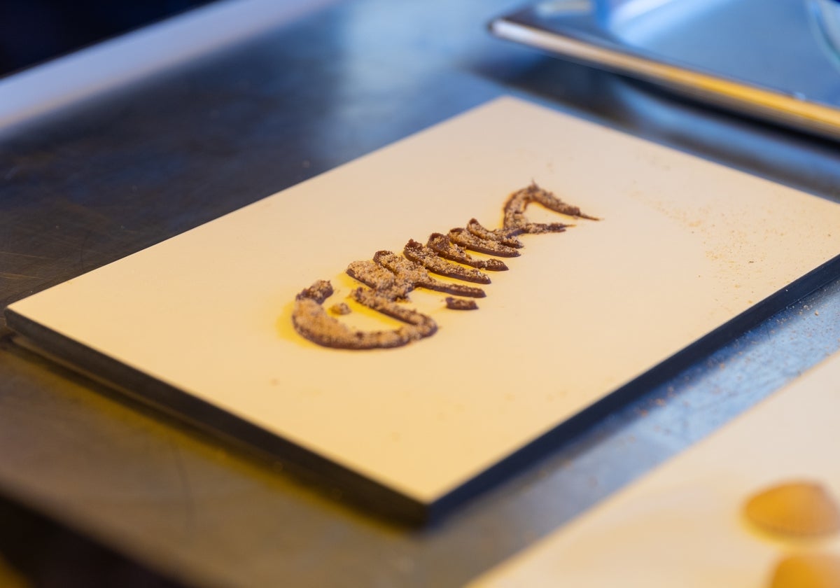 Plato elaborado con espinas por Moreno Cedroni en su ponencia «Las espinas, un viaje al alma del pescado»
