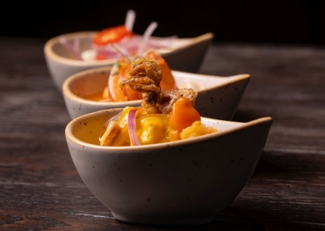 Imagen secundaria 1 - Tiradito de lubina, trío de cebiches y pisco con pomelo de Acholao, en Madrid