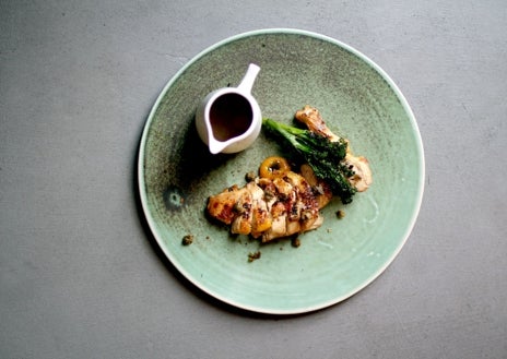 Imagen secundaria 1 - Luzi Bombón, en Madrid, sirve como novedad esta temporada una ensalada de burrata, higos y pistacho. Además de sus carnes habituales, mariscos y cócteles.