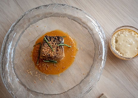 Imagen secundaria 1 - Tres de los platos icónicos de la carta de Estirpe: tomate de la huerta murciana con gazpacho verde; bonito con paté de sus interiores y guiso de sus pieles; y chato murciano.