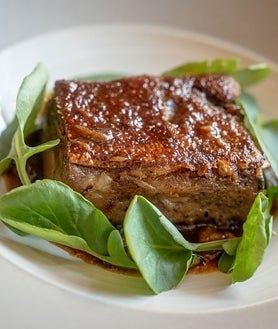 Imagen secundaria 2 - Tres de los platos icónicos de la carta de Estirpe: tomate de la huerta murciana con gazpacho verde; bonito con paté de sus interiores y guiso de sus pieles; y chato murciano.